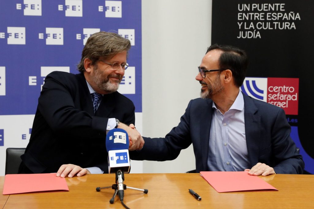 Madrid, 03/12/2018.- El director del Centro Sefarad Israel, Miguel de Lucas (i), y el presidente de Efe, Fernando Garea (d), han firmado hoy un convenio por el cual ambas entidades se comprometen a colaborar en actividades de carácter informativo que impulsen la difusión del legado sefardí como parte de la cultura española y en el conocimiento de la realidad de las comunidades judías en el mundo, en España e Israel. EFE/J.J. Guillén