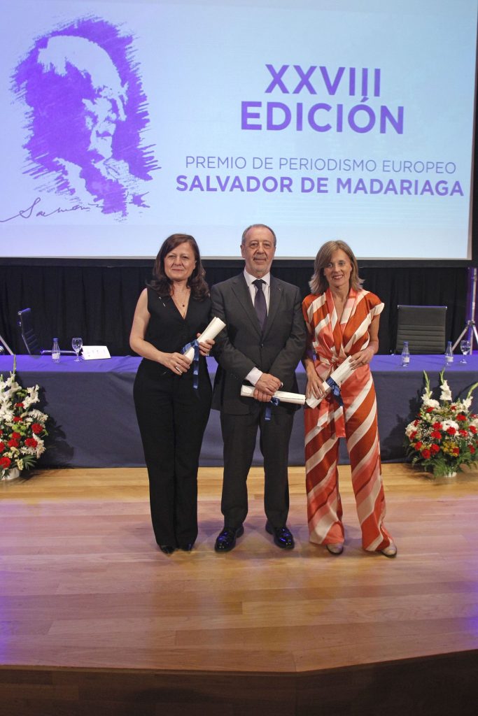 Alicante, 25/05/2022.- (I-D) La delegada de la Agencia EFE en Bruselas, Catalina Guerrero; el director de Informativos de Onda Cero; Julián Cabrera; y la corresponsal de TVE en Bruselas, Marta Caraza, posan tras recibir los premios de Periodismo Europeo "Salvador de Madariaga" este miércoles en Alicante. EFE/Morell