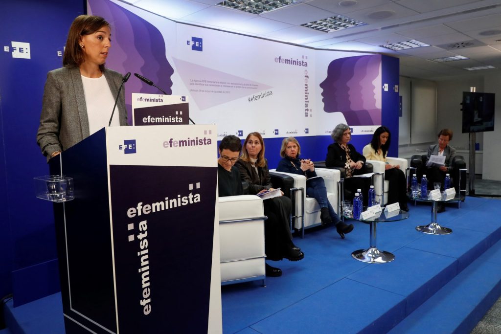 MADRID, 23/11/2018.- La responsable del nuevo portal informativo Efeminista.com, Patricia Crespo, interviene en el I Foro Efeminista bajo el título "Violencia de género: del silencio a la concienciación social" en el que se ha presentado la nueva plataforma informativa para promover la igualdad real, empoderar a las mujeres y conseguir su participación en todos los ámbitos, en la sede de la Agencia Efe en Madrid. EFE/J.J.Guillen
