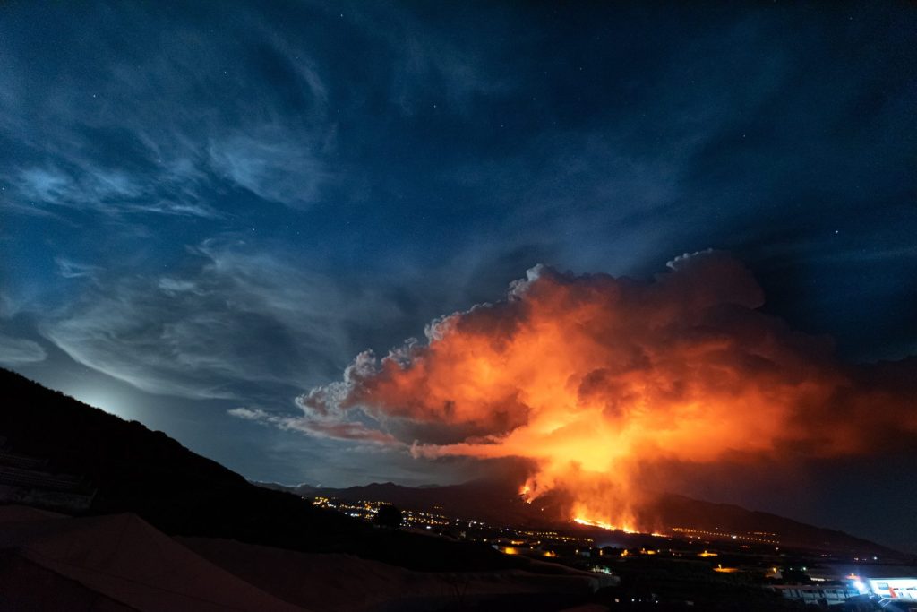 Los Llanos de Aridane (La Palma), 19/11/2021.- El volcán de Cumbre Vieja, en la isla de La Palma, cumple 61 días desde su erupción el pasado 19 de septiembre. EFE/ Miguel Calero