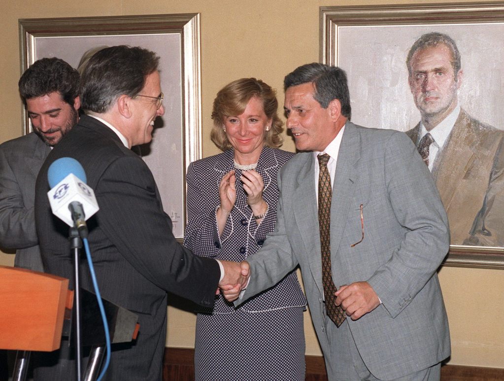 Madrid, 29-05-96.-Tras tomar posesión de su cargo, el nuevo presidente de la Agencia EFE, Miguel Ángel Gozalo (i), recibe la felicitación de su antecesor, Alfonso S Palomares, en presencia de la ministra de Educación y Cultura, Esperanza Aguirre y del secretario de Estado para la Información, Miguel Ángel Rodríguez, durante un acto celebrado esta mañana en la sede central de la Agencia EFE. EFE/Ángel Millán