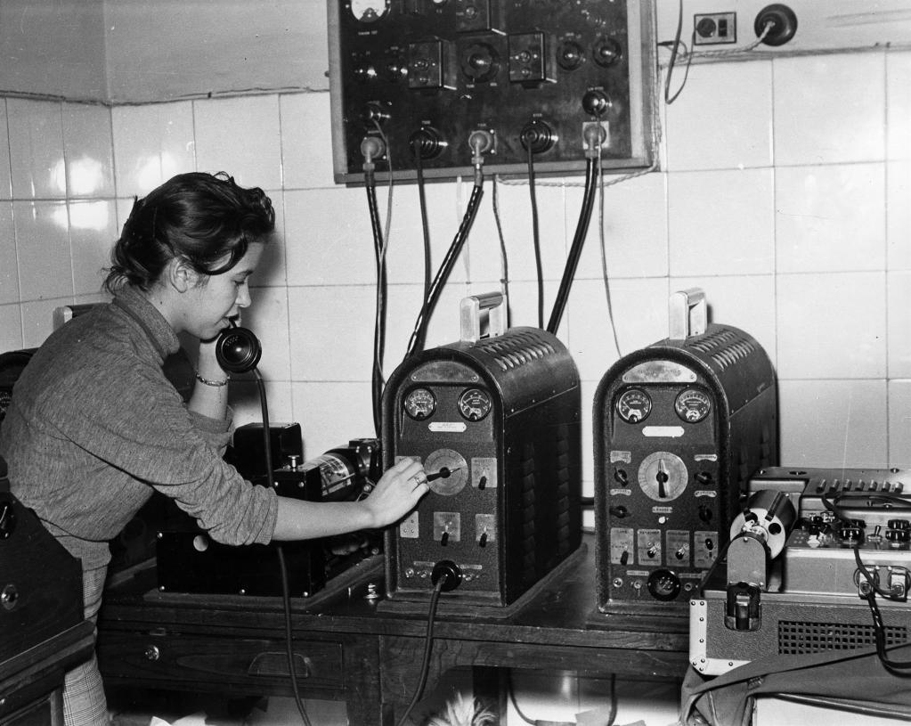Madrid, diciembre de 1959.- Amelia de Castro trabaja con un aparato receptor de telefotografía en el Departamento de Gráfica de la Agencia Efe. EFE svb.