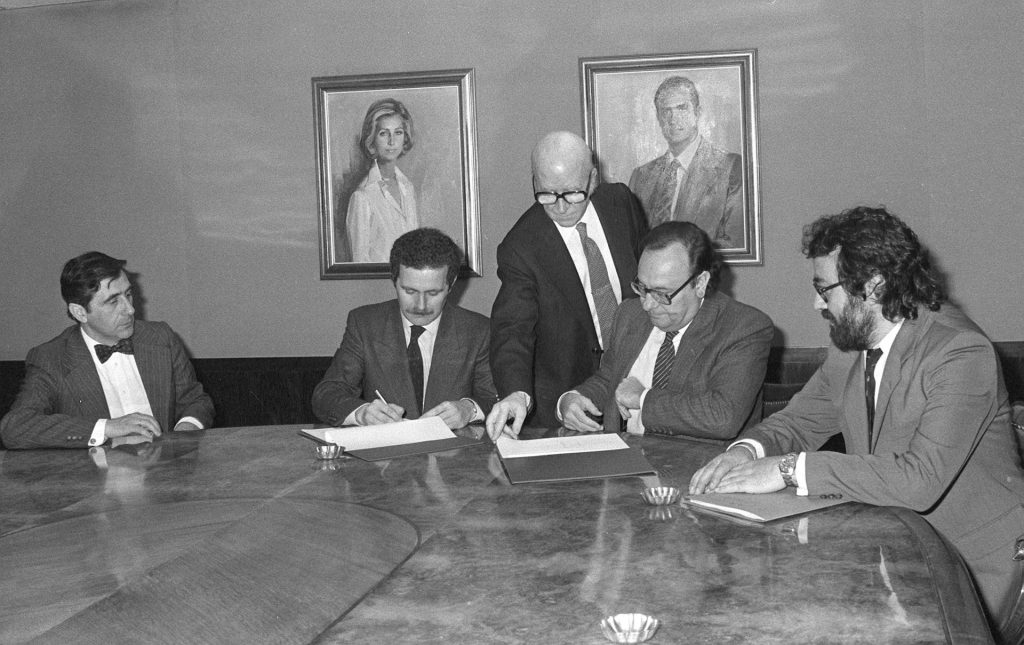 Madrid, 11-5-1983.- Firma del acuerdo de creación de los Premios Internacionales de Periodismo Rey de España, entre el Instituto de Cooperación Iberoamericana y la Agencia EFE. En la foto, de izda a dcha, el vicepresidente del ICI, Inocencio Arias; el presidente de esa institución, Luis Yáñez; el director de Relaciones Exteriores de EFE, Alberto Poveda, y el presidente de la Agencia, Ricardo Utrilla. EFE/ig.