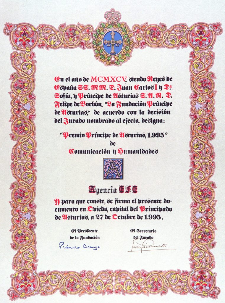 Oviedo, 27-10-1995.- La Agencia internacional de noticias EFE ha sido galardonada con el Premio Príncipe de Asturias de Comunicación y Humanidades 1995, galardón que compartió con el filósofo, José Luis López Aranguren. En la foto, galardón concedido a la Agencia EFE. Efe/ig