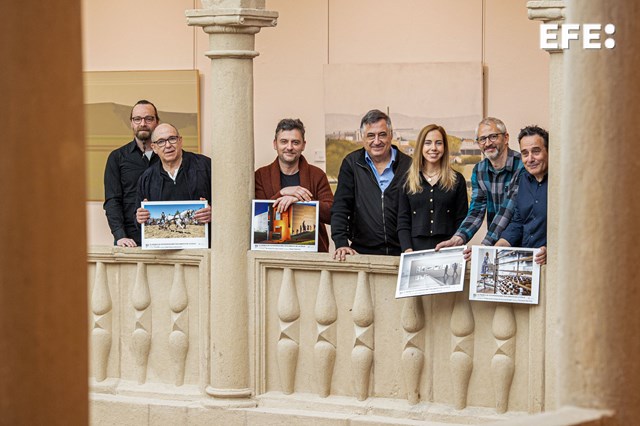Logroño, 11/04/2024.- Foto de los ganadores de los premios de Fotoperiodismo del Parlamento de La Rioja, entregados este jueves en Logroño, con la asistencia de la presidenta del Parlamento de La Rioja, Marta Fernández (3d), el jurado presidido por fotógrafo y periodista Gervasio Sánchez (4d), y los fotógrafos galardonados, Fernando Díaz (d), tercer premio; Rafael Lafuente (2d) segundo; Sergio Espinosa (3i) primero; Abel Alonso (2i) primer premio en vídeo y el presidente de la AIG, Oscar Solorzano (i).-EFE/Raquel Manzanares