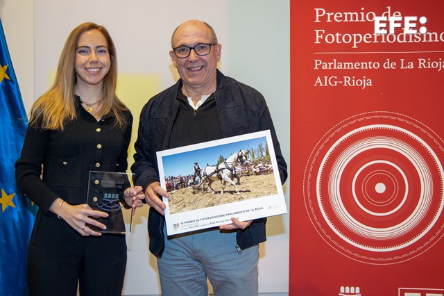 Logroño, 11/04/2024.- La presidenta del Parlamento de La Rioja, Marta Fernández, hace entrega del primer premio de Fotoperiodismo del Parlamento de La Rioja en la modalidad de vídeo al colaborador de EFE Abel Alonso por un reportaje para la Agencia EFE sobre la jornada de trilla que se celebra cada año en Ocón, este jueves, en Logroño. EFE/ Raquel Manzanares