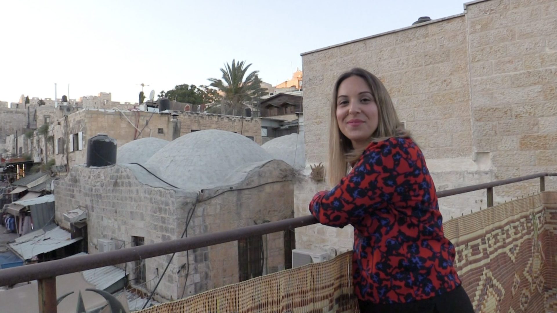 Sara Gómez Armas, delegada de la Agencia en Jerusalén, en la azotea de la sede de la ciudad santa. EFE