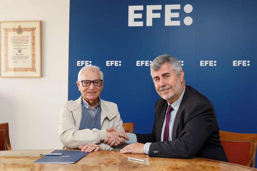 El presidente de la Agencia EFE, Miguel Ángel Oliver y Roberto Pato, tras la firma del documento de donación de una ampliadora. EFE/Andrés Ballesteros