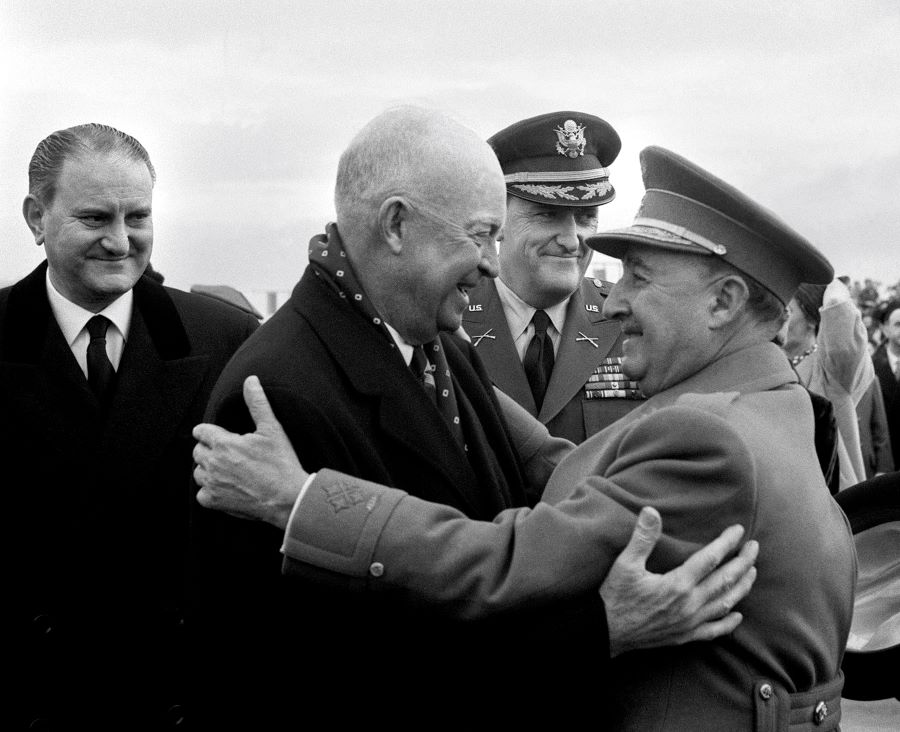 Torrejón de Ardoz (Madrid), 22/12/1959.- Franco (d) despide al presidente Eisenhower tras su visita oficial. Entre ambos el General Vernon Walters, intérprete de Eisenhower. A la izquierda el ministro de Asuntos Exteriores Fernando María Castiella . EFE/Jaime Pato