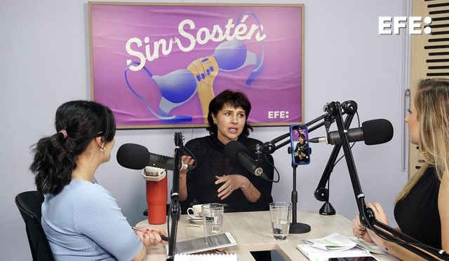 Bogotá (Colombia), 13/05/2024.- La actriz Paola Turbay (c), habla durante el pódcast 'Sin Sostén' el 26 de abril de 2024, en Bogotá (Colombia). La Agencia EFE lanzará este martes el primer episodio de 'Sin Sostén', un pódcast desenfadado con mirada feminista que aborda temas que afectan a las mujeres de Latinoamérica con invitadas como la cantante Greeicy o la actriz Zharick León. EFE/ Carlos Ortega