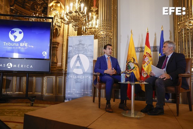 Madrid, 17/05/2024.- El presidente de Ecuador Rafael Noboa (i), participa en la Tribuna EFE-Casa América en la sede de Casa América en Madrid, donde ha sido entrevistado por el presidente de la agencia EFE, Miguel Ángel Oliver (d), este viernes. EFE/ Chema Moya