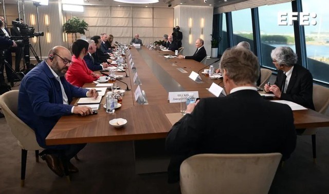 El presidente ruso, Vladimir Putin (R), mantiene una reunión con jefes de agencias de noticias internacionales, al margen del 27º Foro Económico Internacional de San Petersburgo (SPIEF), en Lakhta Centro en San Petersburgo, Rusia, 5 de junio de 2024. (Rusia, San Petersburgo, San Petersburgo) EFE/EPA/VALENTINA PEVTSOVA / SPUTNIK / KREMLIN POOL