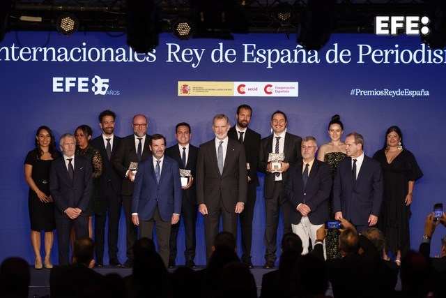 MADRID, 03/06/2024.- El rey Felipe VI (i) saluda al ministro de Interior, Fernando Grande-Marlaska (d), y al presidente interino del Consejo General del Poder Judicial, Vicente Guilarte (c), a su llegada a los Premios Internacionales Rey de España de Periodismo 2024, en Casa de América, en Madrid. EFE/ Ballesteros