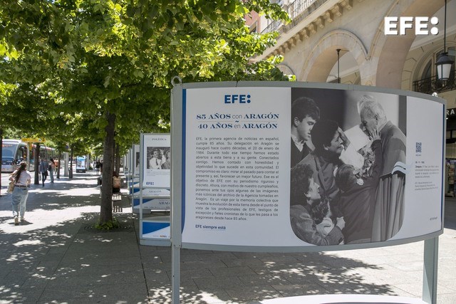 Zaragoza, 10/06/24.- La Delegación de Aragón de EFE, la primera agencia de noticias en español, cumple 40 años dedicada al periodismo cercano y riguroso y, con motivo de este cumpleaños, ha abierto en el Paseo de la Independencia de Zaragoza una exposición con 49 fotografías de su archivo gráfico tomadas en la comunidad. EFE/Javier Cebollada