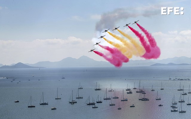 SAN JAVIER, 18/10/2015.- La Patrulla Águila del Ejército del Aire durante su exhibición hoy en San Javier (Murcia), sobre el Mar Menor, junto con catorce agrupaciones de España, Francia e Italia para celebrar sus 30 años, con cinco horas de acrobacias en las que han regalado al público mucha adrenalina, piruetas imposibles y estrellas, banderas y rizos dibujados en el cielo. EFE/Marcial Guillén