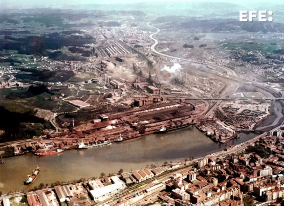 Avilés, 01/01/1980.- Vista aérea de las instalaciones de la factoría de ENSIDESA en Avilés. EFE