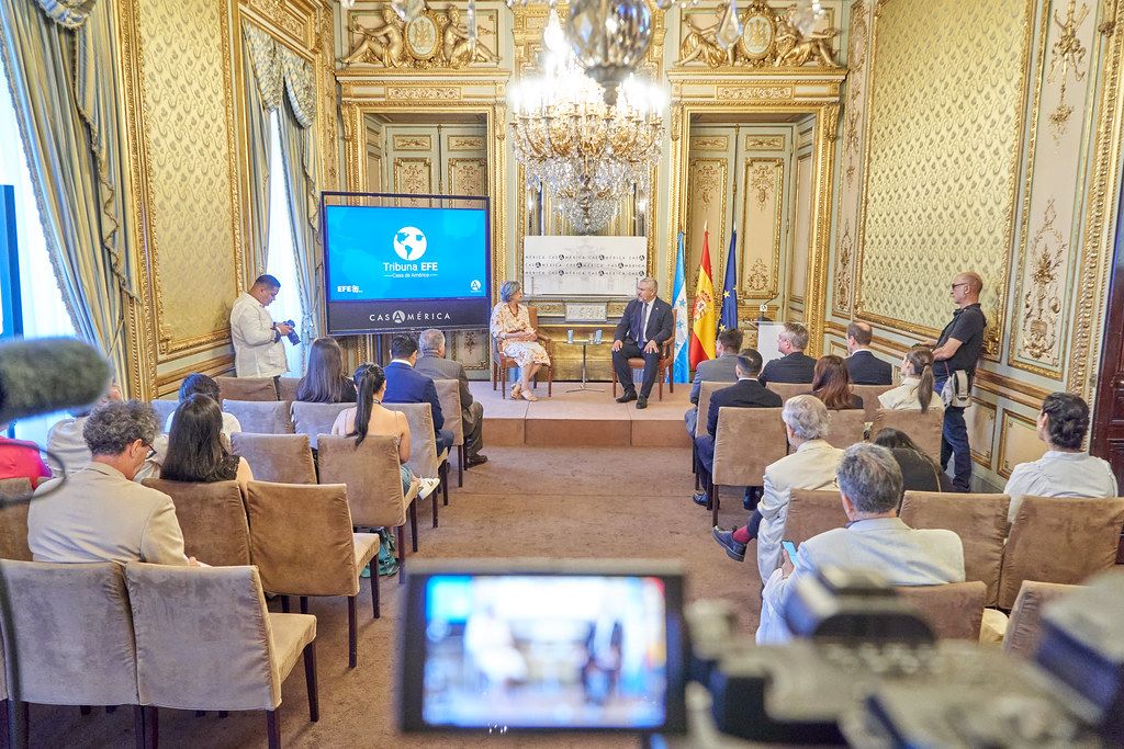 MADRID, 10/07/2024.-El canciller de Honduras, Enrique Reina y la Directora de Internacional de la Agencia EFE Charo Gasca, durante Tribuna EFE-Casa América, en Madrid. Foto cedida por Casa de América
