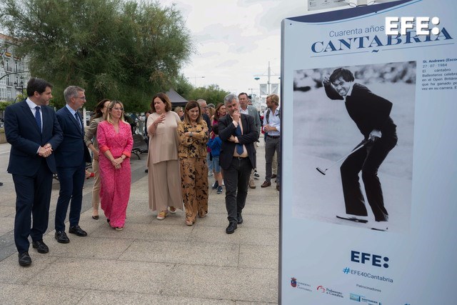 SANTANDER, 15/07/2024.-La presidenta de Cantabria, María José Sáenz de Buruaga (2d) junto a la delegada del Gobierno en Cantabria, Eugenia Gómez de Diego (3i), el presidente de EFE, Miguel A. Oliver (d), la delegada de EFE en Cantabria, Maru García (3d), el presidente del Puerto de Santander, César Díaz (2i) y el CEO de Redes de EDP, Francisco Rodríguez (i), durante la inauguración de la exposición 'Cuarenta años de EFE en Cantabria. Momentos icónicos de nuestra historia', que conmemora las cuatro décadas de apertura de su delegación en Santander y el 85 aniversario de la Agencia, en Santander. EFE/ Pedro Puente Hoyos