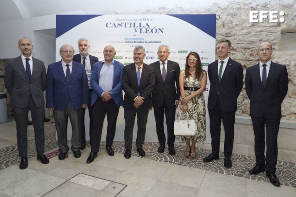 VALLADOLID, 11/07/2024.- El alcalde de Valladolid, Jesús Julio Carnero (4i), el delegado del Gobierno, Nicanor Sen (4d), el presidente del CES CyL, Enrique Cabero (2i), el presidente de EFE, Miguel Ángel Oliver (c), y los representantes de Caja Rural de Zamora, Caja Rural de Salamanca y Caja Rural de Soria, durante la inauguración de la exposición fotográfica "Un recorrido por cuatro décadas de actualidad en Castilla y León", de la Agencia EFE, cuando se cumplen cuatro décadas de la apertura de su delegación general en Valladolid y cuyo objetivo es dar testimonio de la vida de dos generaciones en 40 instantáneas, este jueves en la capital vallisoletana. EFE/ Nacho Gallego