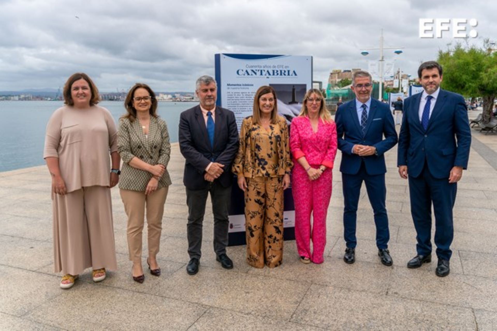 SANTANDER, 15/07/2024.- El presidente de la Agencia EFE, Miguel Ángel Oliver (3i) junto a Maru García, delegada de EFE en Cantabria; Margarita Rojo, teniente de alcalde de Santander; María José Saénz de Buruaga, Presidenta de Cantabria; César Díaz, Presidente de la autoridad portuaria de Santander y Francisco Rodríguez, CEO redes EDp, durante la inauguración de la exposición “Cuarenta años de EFE en Cantabria. Momentos icónicos de nuestra historia”, que conmemora las cuatro décadas de apertura de su delegación en Santander y el 85 aniversario de la Agencia, en Santander. EFE/ ROMÁN G. AGUILERA