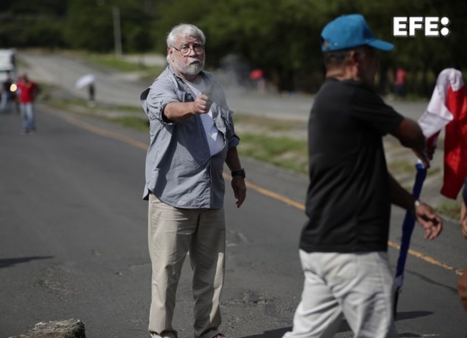 Bogotá (Colombia), 18/09/2024.- Fotografía de archivo del 07 de noviembre de 2023 de un hombre dispara un arma hacia un manifestante en medio de un bloqueo de docentes en la vía Panamericana en Chame (Panamá). El fotógrafo panameño de la Agencia EFE Bienvenido Velasco ganó este miércoles el primer premio del prestigioso International Photography Awards (IPA) en la categoría de 'Prensa, Noticias generales', por sus fotografías del momento en el que un hombre disparaba a dos manifestantes durante las protestas contra la minería a finales del año pasado en Panamá. EFE/ Bienvenido Velasco