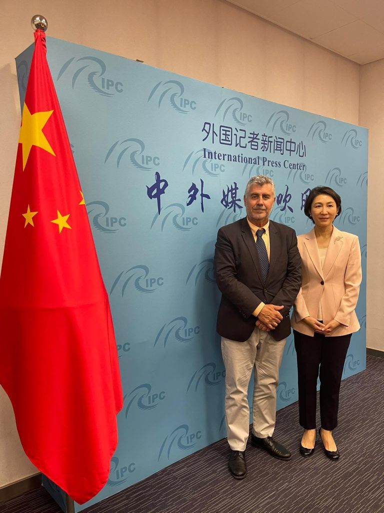 Beijing (China) 06/09/2024.- El presidente de la Agencia EFE, Miguel Ángel Oliver, junto a Mao Ning, portavoz del Ministerio de