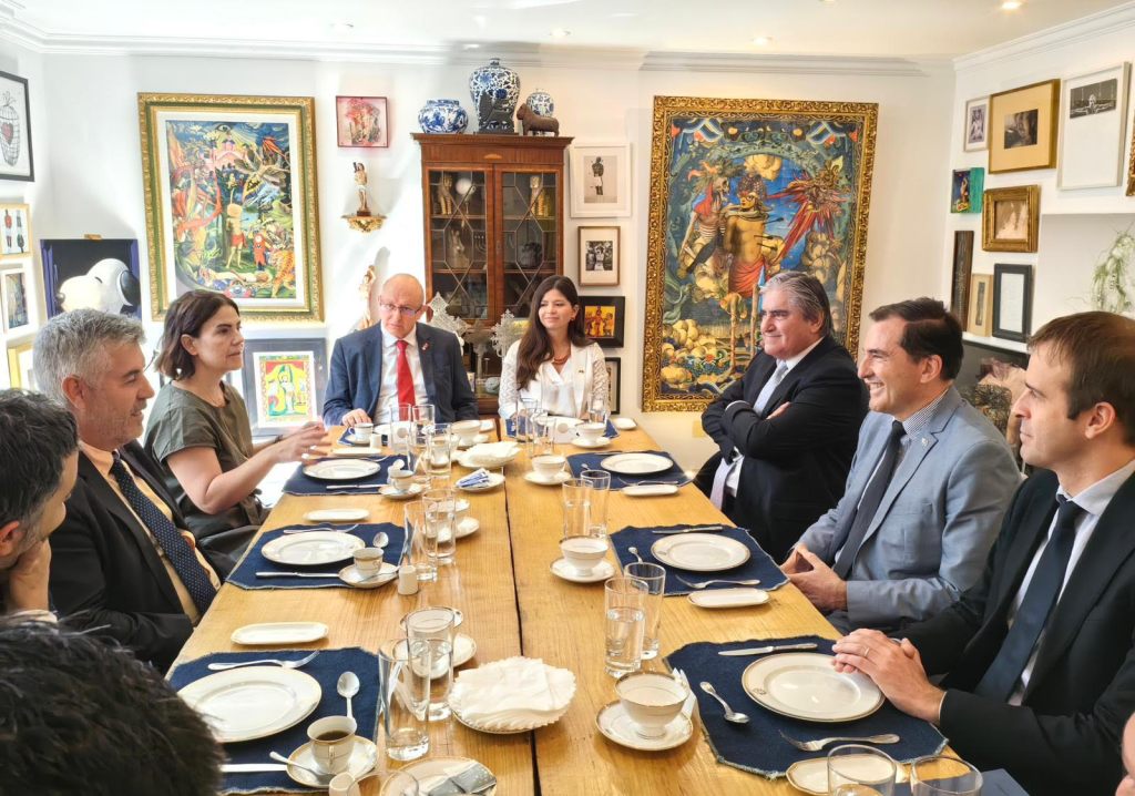 Beijing (China) 05/09/2024.- El presidente de la Agencia EFE, Miguel Ángel Oliver, durante el desayuno de trabajo que mantuvo con embajadores y diplomáticos de Argentina, Chile, Colombia, México Perú y Uruguay, celebrado en la residencia del embajador de Uruguay en China, Fernando Lugris.