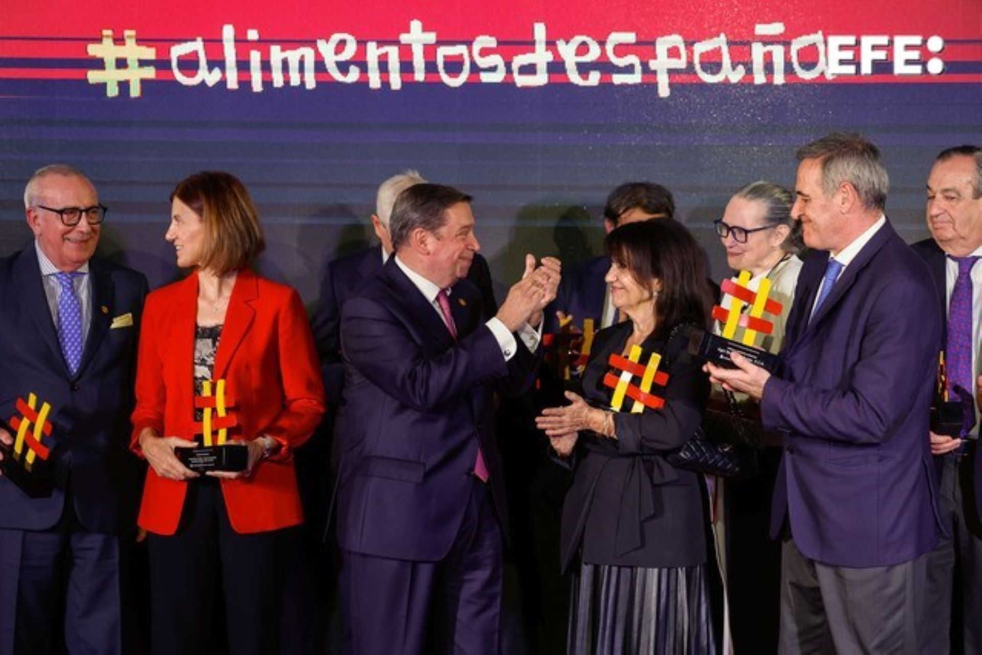 Madrid, 14/10/2024.- El ministro de Agricultura, Pesca y Alimentación Luis Planas (c) posa con los galardonados durante la entrega de la XXXVI edición de los premios Alimentos de España, en el Palacio Real, en Madrid. EFE/Juan Carlos Hidalgo