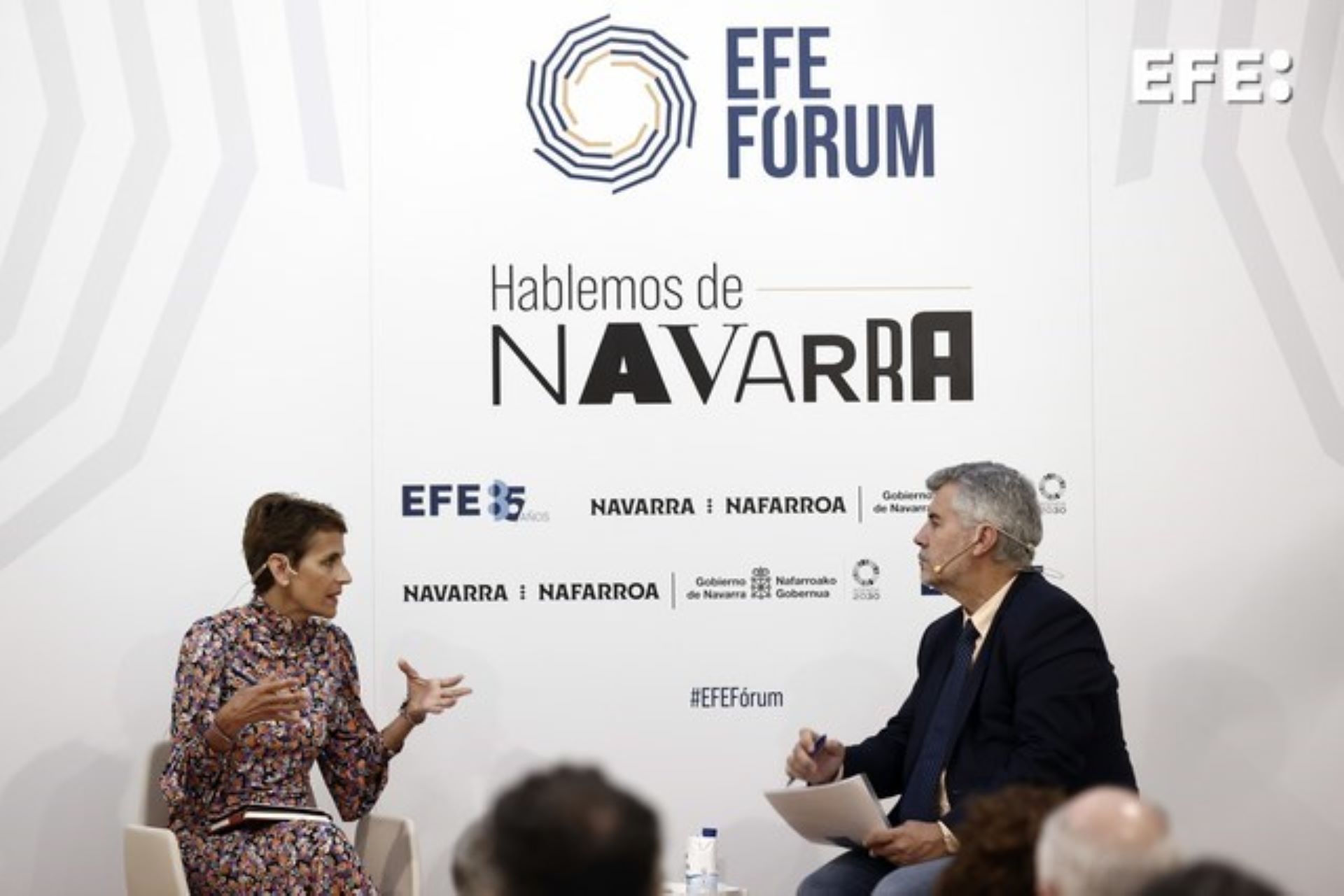 Pamplona, 07/10/2024.- La presidenta de la Comunidad Foral, María Chivite, y el presidente de la Agencia EFE, Miguel Ángel Oliver, hablan de Navarra en EFE Fórum. EFE/ Jesús Diges