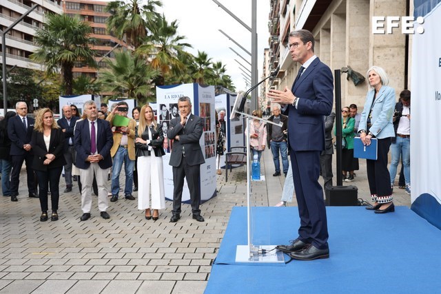 Logroño (La Rioja), 08/10/2024.- El presidente del Gobierno de La Rioja, Gonzalo Capellán, interviene en la inauguración de la exposición fotográfica urbana “Momentos icónicos de nuestra historia. EFE 40 años La Rioja” con la que se conmemoran las cuatro décadas de su delegación en la comunidad riojana, en Logroño. EFE/Raquel Manzanares