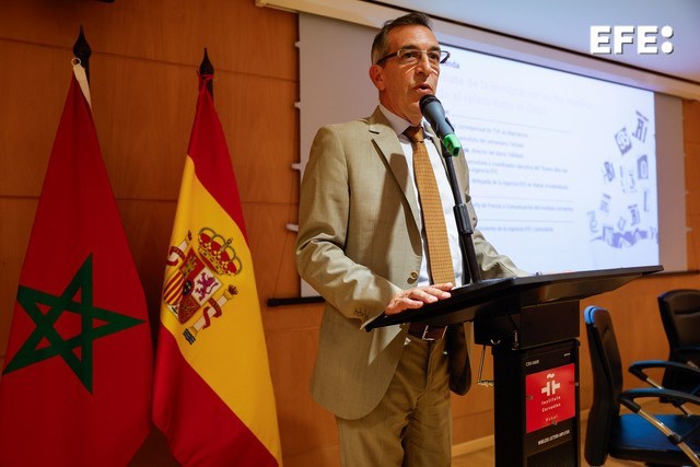 Rabat, 23/10/2024.- El director del Instituto Cervantes de Rabat, Anastasio Sánchez, durante la presentación del Nuevo Manual de Estilo Urgente en la sede del Instituto Cervantes de Rabat. EFE/ Mariscal