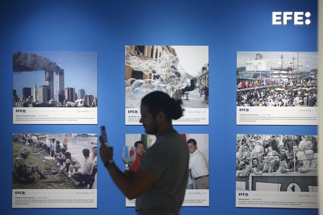 San Salvador (El Salvador), 16/10/2024.- Un hombre recorre la exposición fotográfica “EFE: 85 años conectados a ti”, en el Museo Nacional de Antropología en San Salvador (El Salvador). EFE/ Javier Aparicio