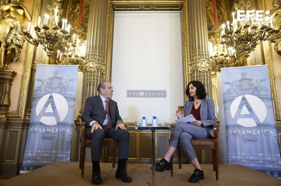 El expresidente chileno Eduardo Frei descartó este jueves en Madrid optar a una nueva elección en su país dada su edad, aunque aseguró que sigue trabajando por Chile, durante una tribuna Efe-Casa de América. Frei, de 82 años, zanjó así los rumores sobre su futuro político desatados tras una encuesta que le sitúa como uno de los políticos mejor valorados en Chile. Después de más de veinte años en la empresa privada y casi 40 en el servicio público, aspirar de nuevo a la presidencia en dos años para "terminar casi a los 90" no parece una opción para Frei. "Vemos lo que ha pasado en Estados Unidos", comentó el expresidente, que restó importancia también a la polémica levantada en su país por su apoyo al candidato municipal independiente de Chile Vamos a la alcaldía de Huechuraba, Max Luksic. "He sido presidente de la República, presidente del Senado, he sido parlamentario por más de 20 años, tengo 82 años y a esta autoridad de ir hasta el tipo de mi vida, tengo derechos en algunos casos de preferir a uno o a otro", afirmó. La reforma constitución tendrá que esperar El expresidente conservador (1994-2000) se refirió también a los intentos fallidos de reformar la Constitución chilena para apuntar que no es el momento de un tercer intento. Las dos tentativas anteriores se hicieron cuando "hubo acuerdos políticos", pero "hoy día no están las condiciones", porque Chile tiene 28 partidos políticos en el Parlamento. "¿Usted cree que se puede gobernar cuando hay 28 partidos? Yo creo que no", agregó. "No están dadas las condiciones, pero Chile lo necesita. Pero para eso tiene que haber un mínimo acuerdo político entre los principales partidos", insistió. Una reforma, apuntó, "acorde a lo que estamos viviendo en el siglo XXI y las nuevas realidades del Chile de hoy día". Adelante con el litio Eduardo Frei abordó otro de los temas polémicos en Chile, las explotaciones de litio en la región de Atacama, donde pueblos originarios denuncian el deterioro del entorno. "Como todas las riquezas naturales que tienen los países, hay que hacerlo bien, respetando el medio ambiente, respetando los pueblos originarios, respetando todas las legislaciones que hay a nivel internacional, respetando el tema del medio ambiente, pero no paralizando los países", afirmó. "Lo peor que hay es dejar enterrado esta riqueza y no tocarlo, porque a la larga en los países necesitan progresar, desarrollarse, que haya trabajo, que haya actividad", insistió.