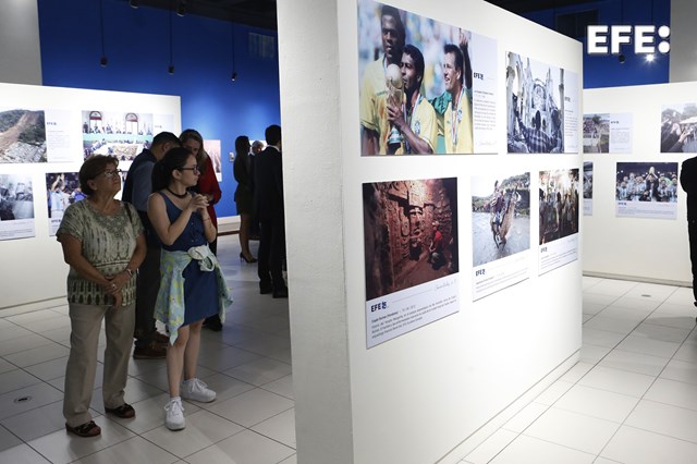 San Salvador (El Salvador), 16/10/2024.- Visitantes recorren la exposición fotográfica “EFE: 85 años conectados a ti” en el Museo Nacional de Antropología en San Salvador (El Salvador). EFE/ Javier Aparicio