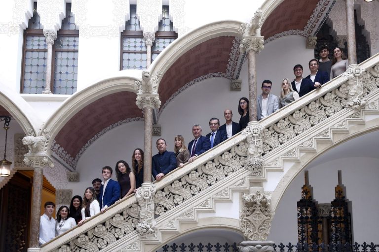 Barcelona, 15/11/2024.- El presidente de la Agencia EFE, Miguel Ángel Oliver (c), junto a los alumnos de las becas EFE-Fundación La Caixa, en el acto de bienvenida celebrado en el Palau Macaya de Barcelona. EFE