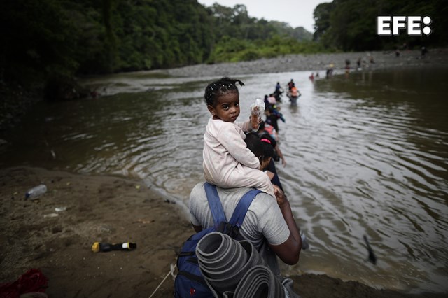Darién (Panamá), 22/09/2023.- Migrantes cruzan el río Turquesa, el 14 de septiembre de 2023 en Darién (Panamá). Horrible, horrible, repiten muchos migrantes. El paso por la selva del Darién, la frontera natural entre Panamá y Colombia, no es como imaginaron. Guiados por videos que inundan las redes sociales y el relato de conocidos, la desinformación y el engaño acentúan la crisis migratoria. EFE/ Bienvenido Velasco