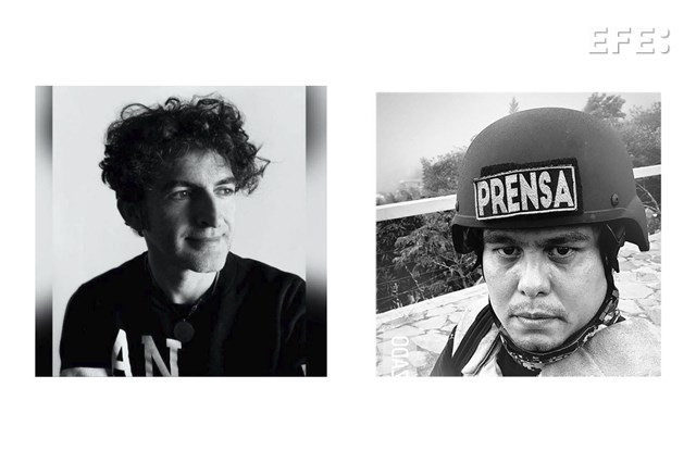 Jorge Zapata (i) y Bienvenido Velasco(d), fotógrafos de la Agencia EFE premiado, respectivament, con el Premio Andalucía de Periodismo y el premio especial Lorenzo Natali, entregado este martes por la Comisión Europea (CE)