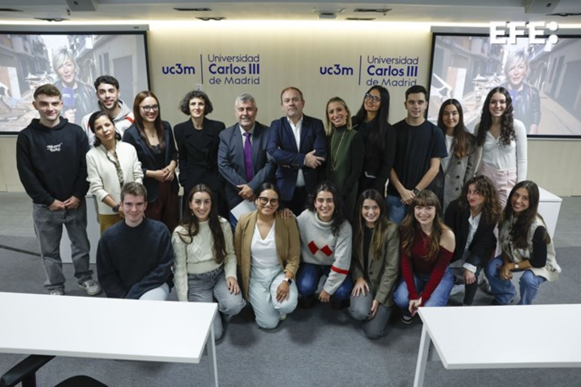 Madrid, 11/11/2024.- El presidente de la Agencia EFE, Miguel Ángel Oliver (6i), durante la inauguración del Máster en Periodismo de Agencia que imparten la Universidad Carlos III de Madrid (UC3M) y EFE, posa junto a los alumnos y a Pilar Carrera (5i), directora del máster; Erika Rodríguez Pinzón (2i), directora de la Fundación Carolina, que beca a dos estudiantes latinoamericanos, y Carlos Gosch (6d), codirector del máster y director de la Escuela de Periodismo de EFE, en el campus de la Universidad Carlos III en Puerta de Toledo, Madrid. EFE/J.J. Guillén