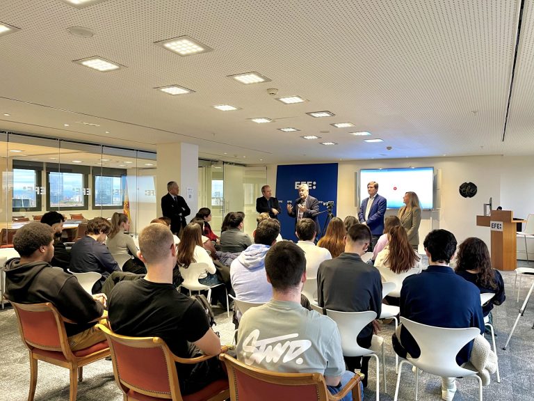 Los alumnos del máster de Periodismo Multimedia de la Universidad Complutense de Madrid, durante la intervención del presidente de la Agencia EFE, Miguel Ángel Oliver. EFE