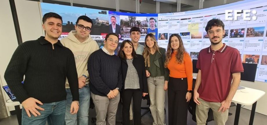 Madrid, 18/11/2024.- Foto de familia de los siete estudiantes del programa de becas de periodismo de la Fundación la Caixa y la Agencia EFE que han comenzado su formación en la sede central de Madrid. EFE