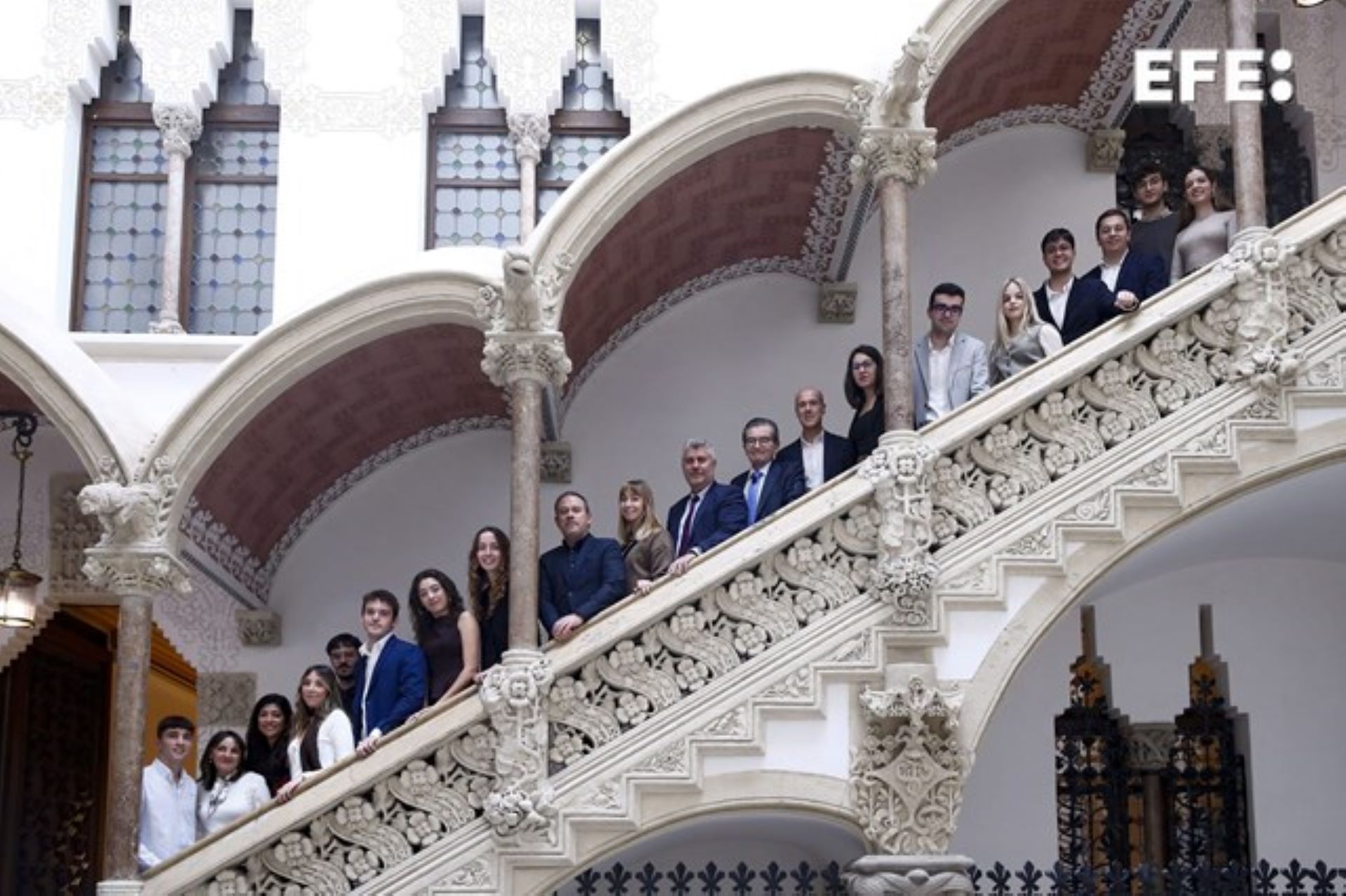Barcelona, 15/11/2024.- El presidente de la Agencia EFE, Miguel Ángel Oliver (c), junto a los alumnos de las becas EFE-Fundación La Caixa, en el acto de bienvenida celebrado en el Palau Macaya de Barcelona. EFE
