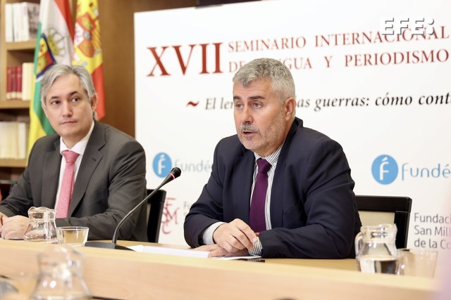 San Millán de la Cogolla (La Rioja), 16/12/2024.- El presidente de la Agencia EFE, Miguel Ángel Oliver, ha defendido que el objetivo de los periodistas, "pese a todas las emociones", debe ser "informar y no distorsionar, informar y no deformar, vigilar la oratoria hueca y utilizar el auténtico valor de las palabras", durante su intervención en la inauguración del XVII Seminario Internacional de Lengua y Periodismo, que aborda 'El lenguaje de las guerras: cómo contar el conflicto'. EFE/ Raquel Manzanares