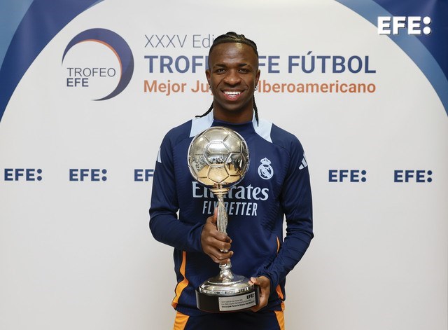 Madrid, 31/12/2024.- El delantero brasileño del Real Madrid Vinicius jr. posa con el Trofeo EFE al Mejor Jugador Iberoamericano de Fútbol antes de participar en el entrenamiento realizado este último día del año, en Valdebebas. EFE