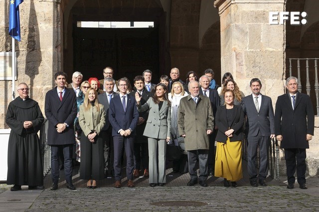 San Millán de la Cogolla (La Rioja), 17/12/2024.- Foto de familia de la reina Letizia junto al presidente de la FundéuRAE, Santiago Muñoz Machado (4d), y el presidente de La Rioja, Gonzalo Capellán (4i), entre otros, tras la clausura del XVII Seminario Internacional de Lengua y Periodismo, organizado por la FundéuRAE y la Fundación San Millán de la Cogolla, que bajo el título “El lenguaje de las guerras: cómo contar el conflicto”, se celebró en San Millán de la Cogolla (La Rioja). EFE/ Raquel Manzanares
