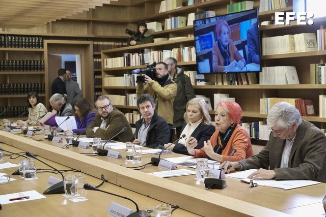 San Millán de la Cogolla (La Rioja), 17/12/2024.- Rosa María Calaf (2d), corresponsal internacional de TVE, participa en la mesa redonda 'El papel de los medios en las guerras y el conflicto de las palabras", del XVII Seminario Internacional de Lengua y Periodismo que bajo el título “El lenguaje de las guerras: cómo contar el conflicto”, en San Millán de la Cogolla (La Rioja), este martes. EFE/ Fernando Díaz