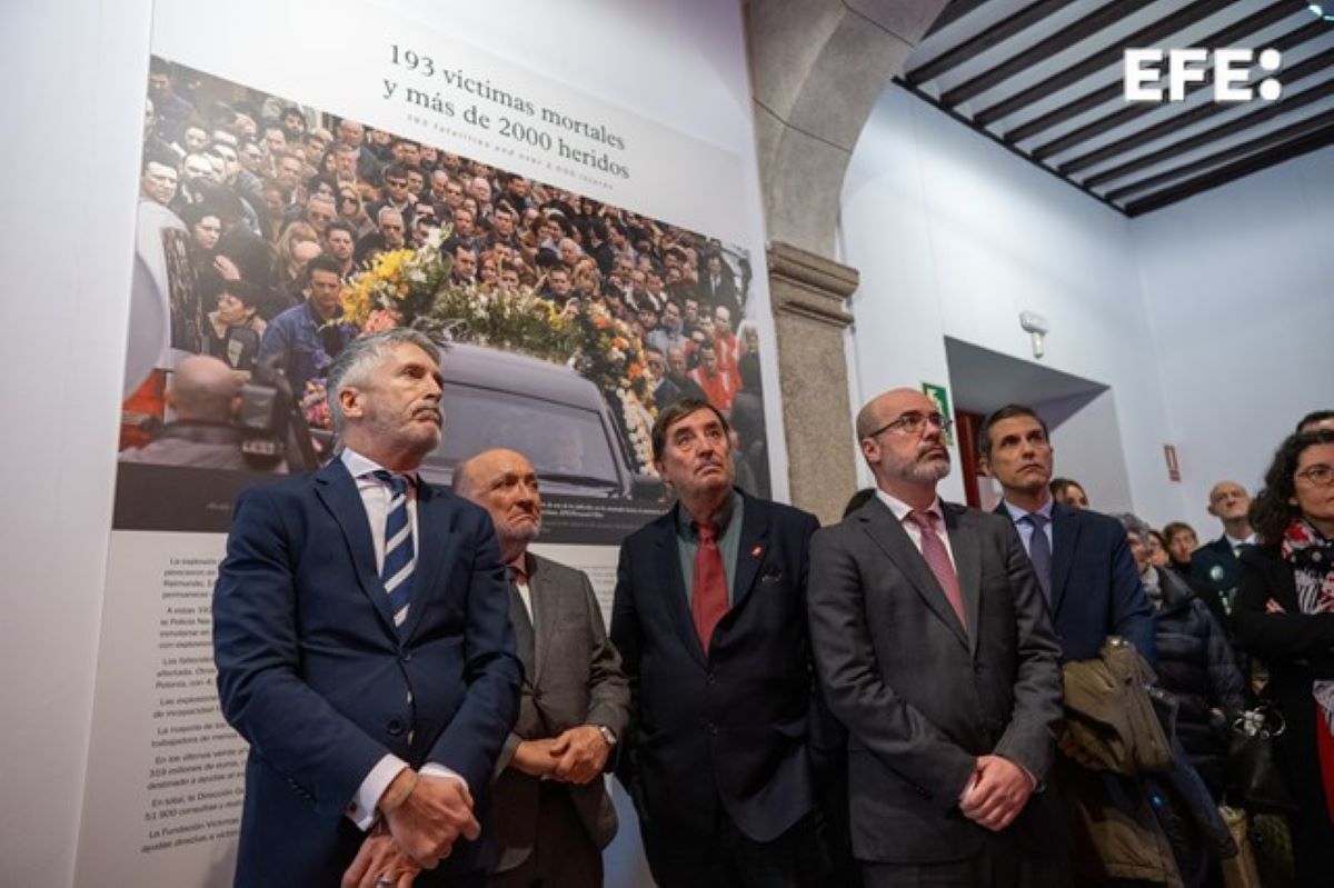 Alcalá de Henares (Madrid), 16/12/2024.- El director del Instituto Cervantes, Luis García Montero (c), el ministro del Interior, Fernando Grande-Marlaska (i) y el presidente de la Fundación Víctimas del Terrorismo, Juan Benito Valenciano (2i) y el delegado del Gobierno en Madrid, Francisco Martín Aguirre (2d), durante la clausura de la exposición con fondos del archivo gráfico de EFE '20 años del 11M, memoria de dolor y solidaridad' que se exhibe en la sede del Instituto Cervantes en Alcalá de Henares (Madrid). EFE/ Fernando Villar
