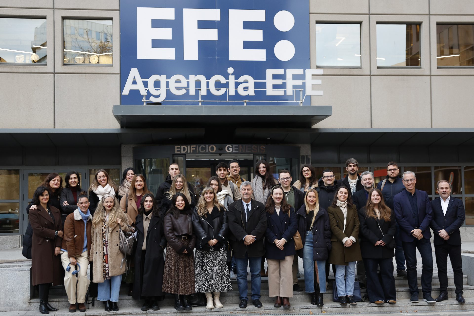 Madrid, 12/12/2024.- Foto de familia de los alumnos del programa de formación "contar bien la UE. EFE /Julio Galdón