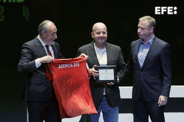 Alcobendas (Madrid), 03/12/2024.- El director de Deportes de la Agencia Efe, Luis Villarejo (c) recoge el premio al medio de comunicación nacional, durante la gala de la Real Federación de Fútbol de Madrid, en el Teatro Auditorio de Alcobendas. EFE/ Zipi