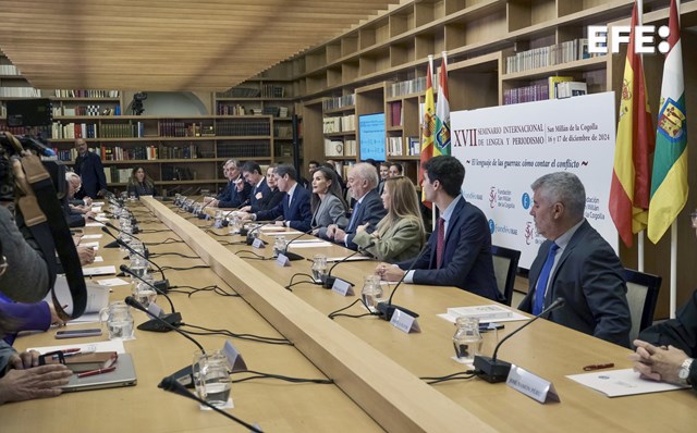 San Millán de la Cogolla (La Rioja), 17/12/2024.- La reina Letizia preside la clausura del XVII Seminario Internacional de Lengua y Periodismo, organizado por la FundéuRAE y la Fundación San Millán de la Cogolla, que bajo el título “El lenguaje de las guerras: cómo contar el conflicto”, en San Millán de la Cogolla (La Rioja). EFE/ Fernando Díaz