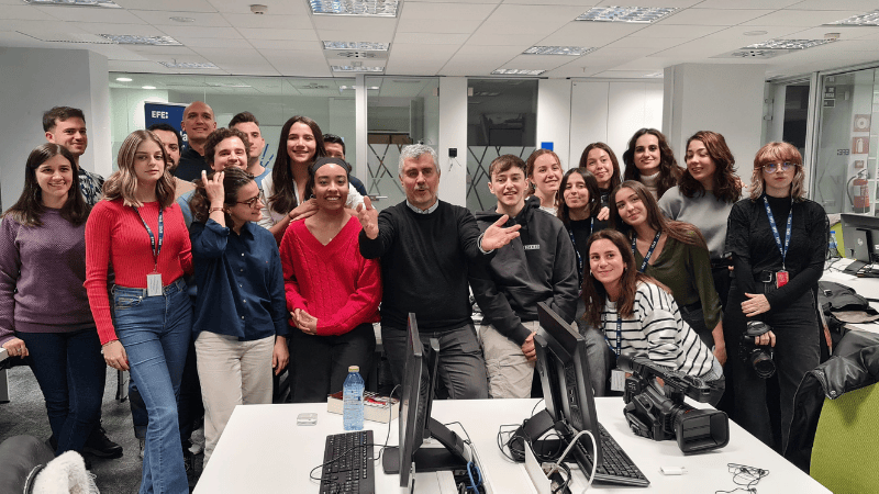Foto de los Alumnos del Máster 2023-24 con el Presidente de la Agencia EFE, Miguel Ángel Oliver
